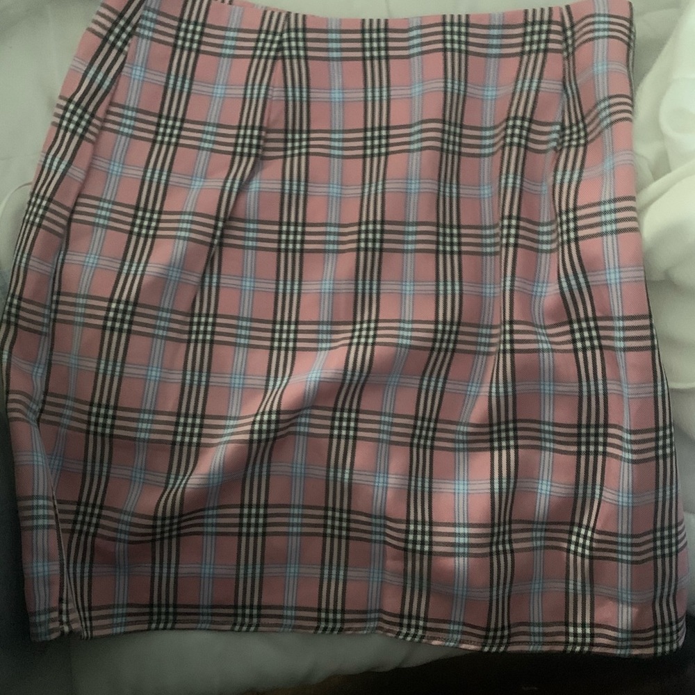 A pink? Plaid skirt in women’s small
